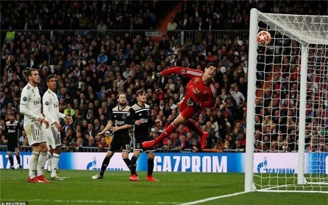 10622174-6774553-Lasse_Schone_whipped_a_looping_free_kick_over_the_Real_Madrid_go-a-2_1551824603820.jpg