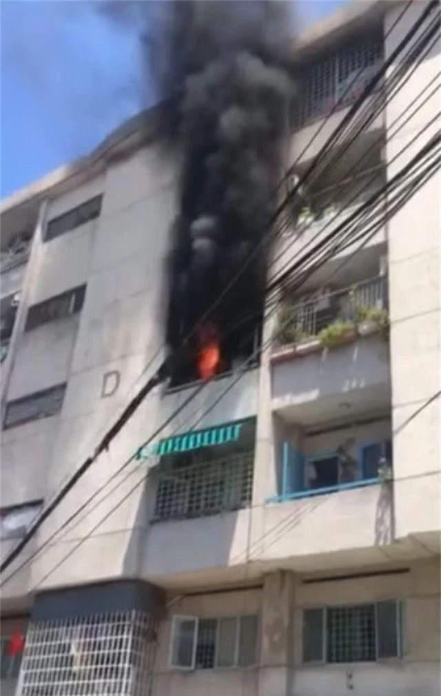 Cháy lớn trong chung cư, hàng chục người ôm tài sản tháo chạy - 1