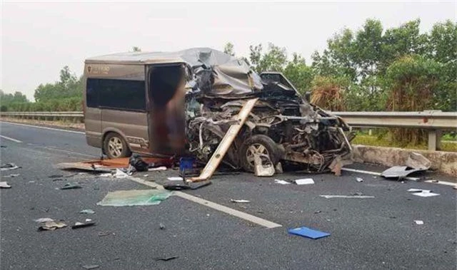 Xe Limousine va chạm xe container trên cao tốc Cầu Giẽ - Ninh Bình, 2 người tử vong - 1