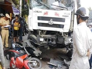 CLIP: Xe tải gây nạn liên hoàn, 3 người nhập viện cấp cứu