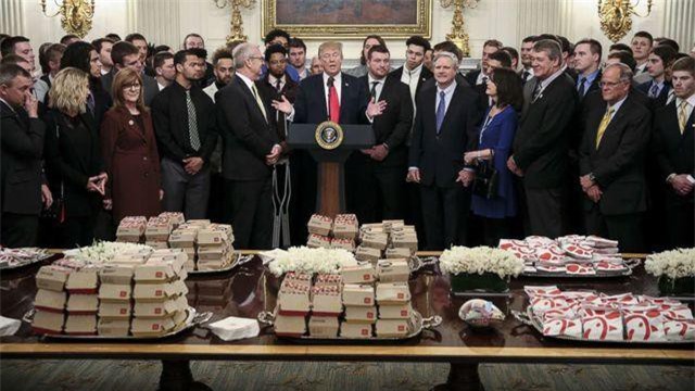 Ông Trump mở tiệc đồ ăn nhanh đãi khách Nhà Trắng