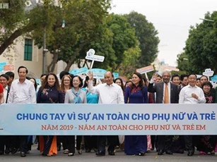 Thủ tướng nhắc tới vị thế Chủ tịch Quốc hội và 3 nữ Ủy viên trong Bộ Chính trị
