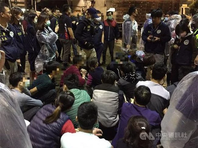 Nhóm du khách Việt bị giới chức Đài Loan bắt giữ năm 2018. (Ảnh: CNA)