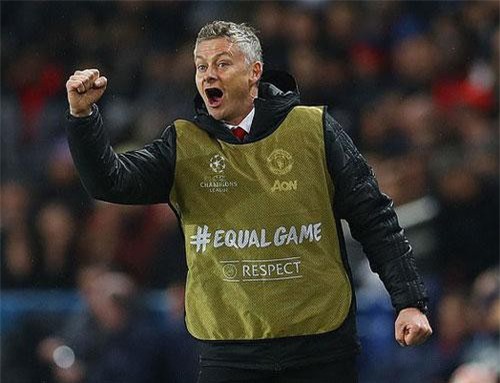 Vì sao Solskjaer mặc áo bib đứng chỉ đạo ở Paris?