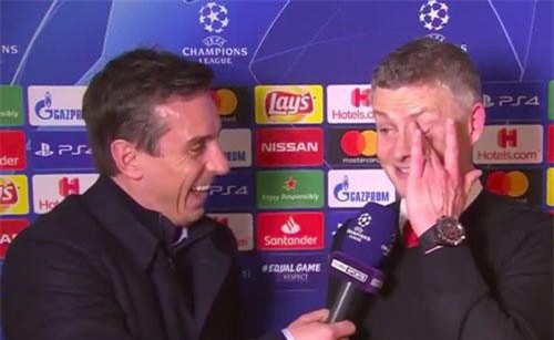 'Chết cười' với 3 câu hỏi Neville dành cho Solskjaer