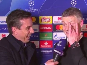 'Chết cười' với 3 câu hỏi Neville dành cho Solskjaer