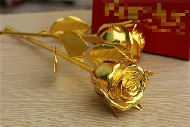 250 triệu đồng bông hồng vàng đính kim cương, đại gia chịu chơi tặng quà 8/3 - 3 250 triệu đồng bông hồng vàng đính kim cương, đại gia chịu chơi tặng quà 8/3 - 3