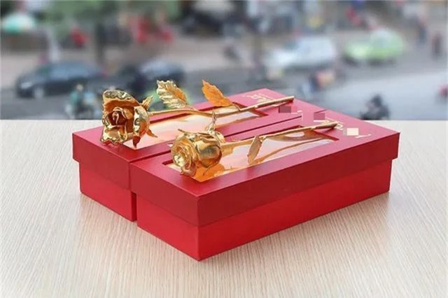 250 triệu đồng bông hồng vàng đính kim cương, đại gia chịu chơi tặng quà 8/3 - 4 250 triệu đồng bông hồng vàng đính kim cương, đại gia chịu chơi tặng quà 8/3 - 4