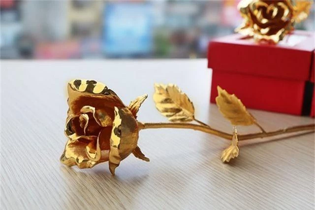 250 triệu đồng bông hồng vàng đính kim cương, đại gia chịu chơi tặng quà 8/3 - 6 250 triệu đồng bông hồng vàng đính kim cương, đại gia chịu chơi tặng quà 8/3 - 6