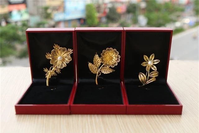 250 triệu đồng bông hồng vàng đính kim cương, đại gia chịu chơi tặng quà 8/3 - 8 250 triệu đồng bông hồng vàng đính kim cương, đại gia chịu chơi tặng quà 8/3 - 8