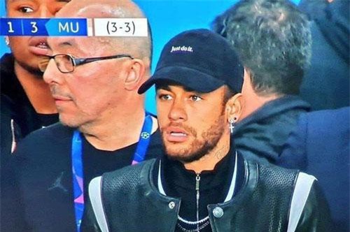Cay cú vì thua Man United, Neymar công khai mắng chửi cả trọng tài và VAR