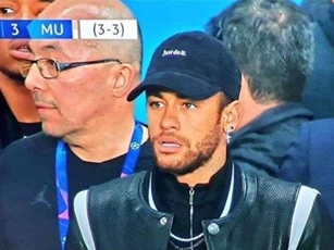 Cay cú vì thua Man United, Neymar công khai mắng chửi cả trọng tài và VAR