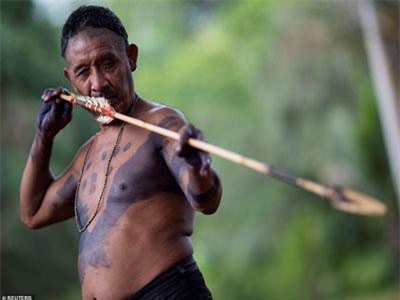 Bộ lạc Amazon sẵn sàng cung tên tẩm độc đối phó người ngoài xâm lấn