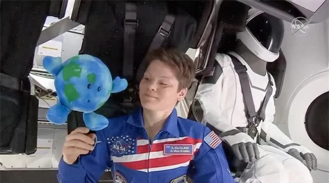 Phi hành gia Anne McClain đang chơi cùng búp bê trái đất trên tàu không gian