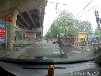 CLIP: Thót tim trước cảnh người phụ nữ đi xe đạp suýt bị tàu tông