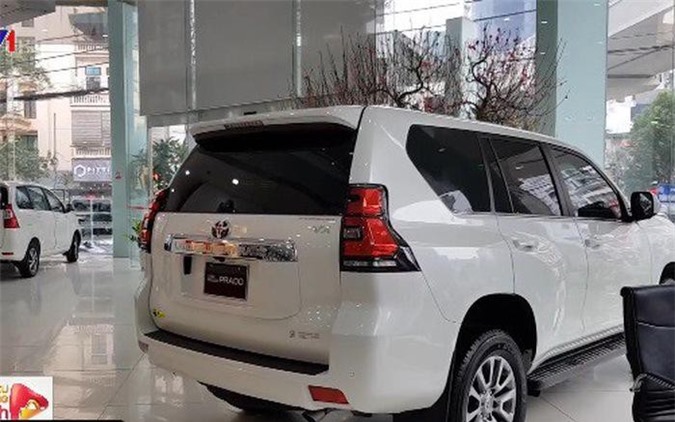 Thị trường ô tô sức mua yếu, đại lý tặng thêm gói phụ kiện