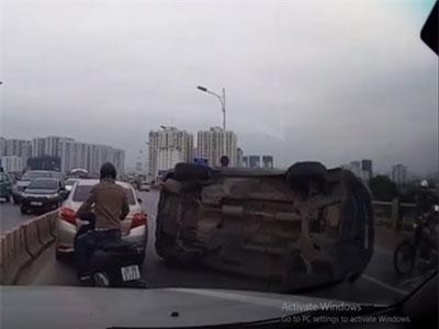 CLIP: Ô tô bất ngờ bị lật nghiêng, gây tai nạn hàng loạt trên cầu