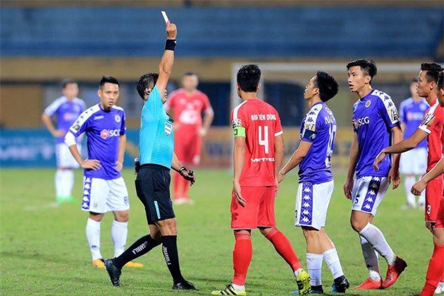 Văn Quyết nhận thẻ đỏ, Hà Nội FC vẫn thắng Viettel trong trận derby thủ đô