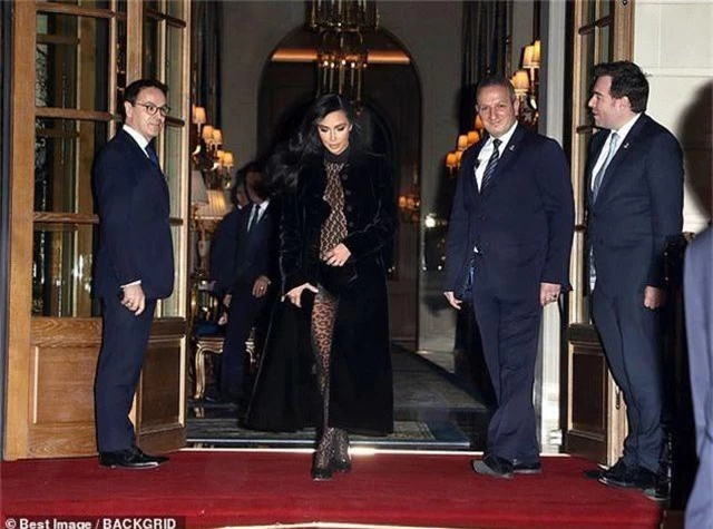 Thêm một bộ đồ hở choáng váng của Kim Kardashian - 1