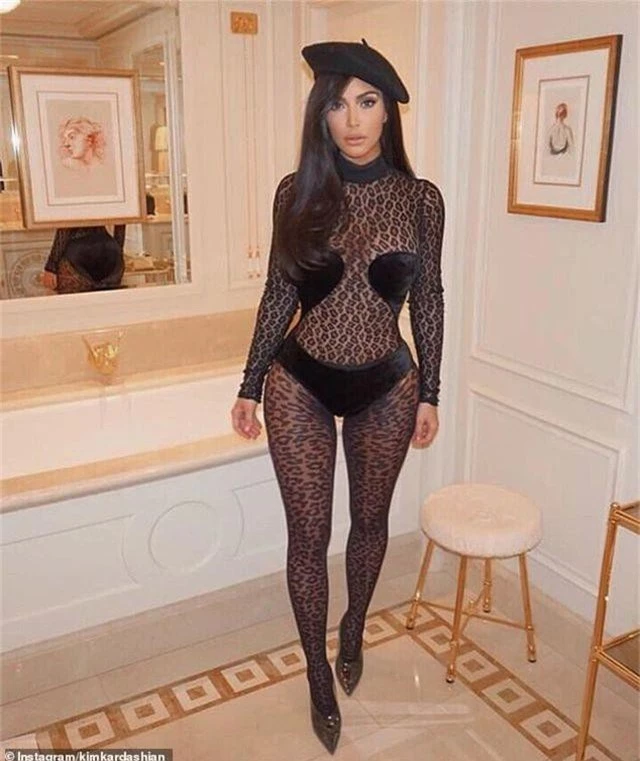 Thêm một bộ đồ hở choáng váng của Kim Kardashian - 2