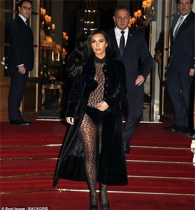Thêm một bộ đồ hở choáng váng của Kim Kardashian - 4