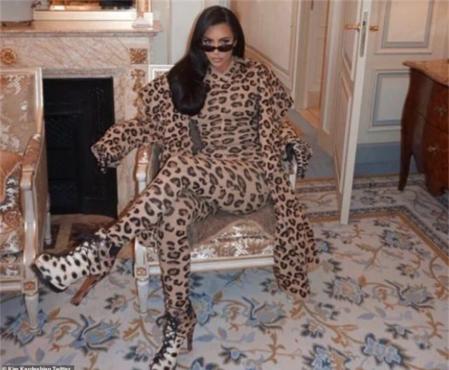 Thêm một bộ đồ hở choáng váng của Kim Kardashian - 5