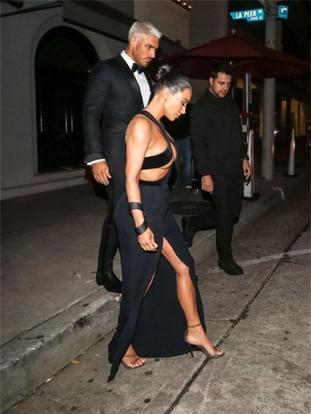 Thêm một bộ đồ hở choáng váng của Kim Kardashian - 6