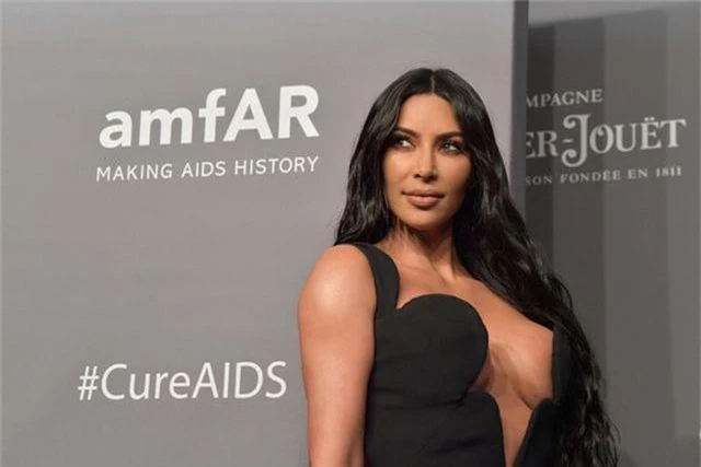 Thêm một bộ đồ hở choáng váng của Kim Kardashian - 7