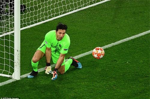 CLIP: Buffon mắc sai lầm tai hại khiến PSG 'khóc hận'