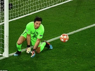 CLIP: Buffon mắc sai lầm tai hại khiến PSG 'khóc hận'