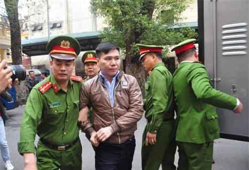 Bị cáo Châu Việt Cường chắp tay nhìn về mẹ nạn nhân đang khóc nức nở