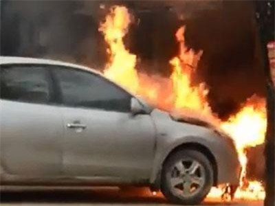 CLIP: Hàng chục người dân kéo chiếc ôtô đang cháy ra khỏi nhà