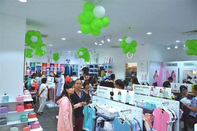 Đấng mày râu “đổ xô” đi mua váy đầm, giày dép, túi xách cho ngày 8/3