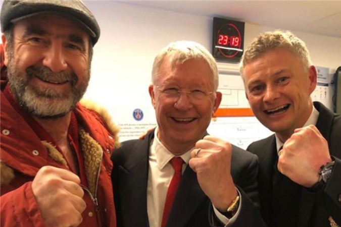 Sir Alex cười tít mắt chúc mừng M.U trong phòng thay đồ