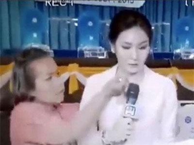 CLIP: Nữ MC truyền hình bị đâm tuốc nơ vít vào cổ ngay trước khi lên sóng