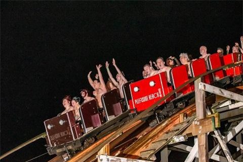 195 người khỏa thân đi tàu lượn cao tốc trong thời tiết 10 độ C
