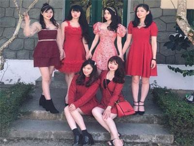 Nhà có 6 chị em gái xinh đẹp giống nhau gây sốt mạng