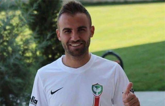 Dùng dao cứa cổ đối phương, cầu thủ nhận án phạt cực nặng