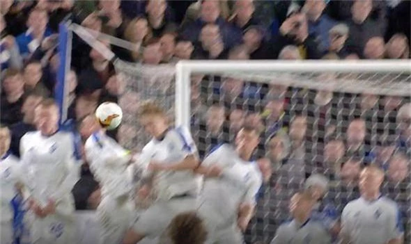 Chelsea hưởng lợi một bàn thắng nhờ hành động khó tin của hậu vệ Dynamo Kiev