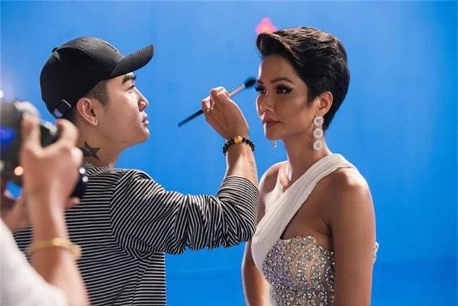 Đạo diễn lừng danh Thái Lan bộc lộ sự thích thú khi lần đầu quay phim với Hoa hậu HHen Niê - Ảnh 1.