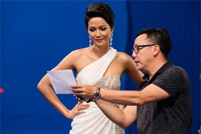 Đạo diễn lừng danh Thái Lan bộc lộ sự thích thú khi lần đầu quay phim với Hoa hậu HHen Niê - Ảnh 2.