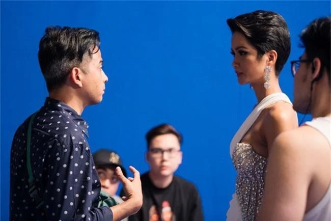 Đạo diễn lừng danh Thái Lan bộc lộ sự thích thú khi lần đầu quay phim với Hoa hậu HHen Niê - Ảnh 3.