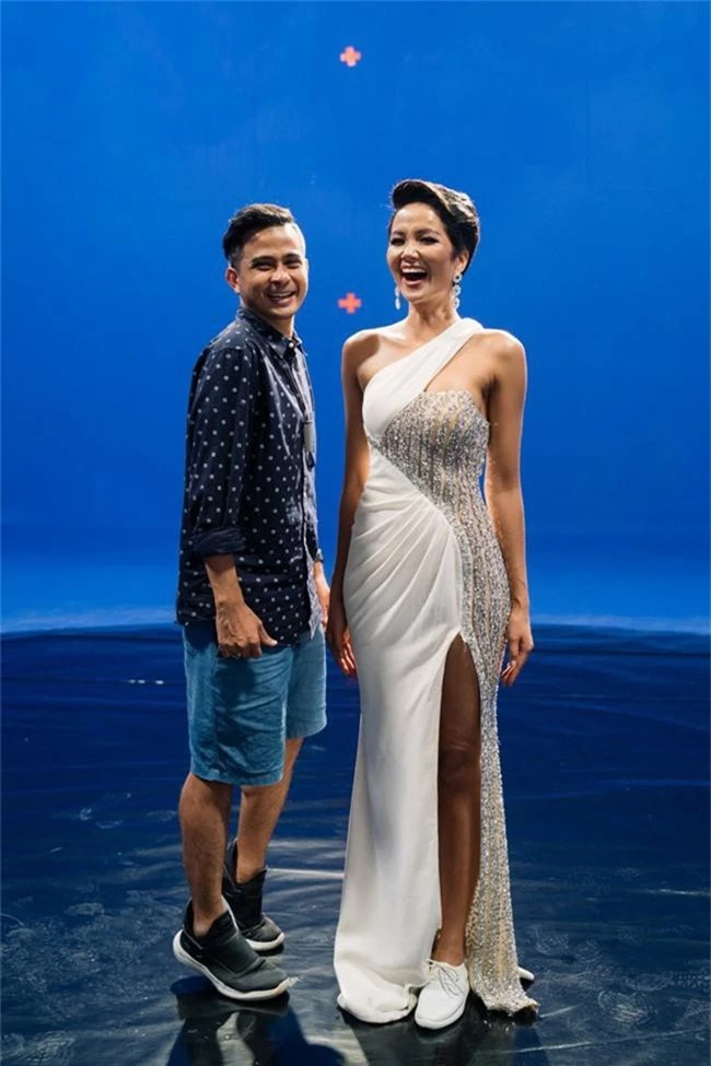 Đạo diễn lừng danh Thái Lan bộc lộ sự thích thú khi lần đầu quay phim với Hoa hậu HHen Niê - Ảnh 4.