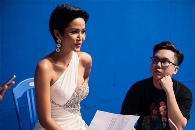 Đạo diễn lừng danh Thái Lan bộc lộ sự thích thú khi lần đầu quay phim với Hoa hậu HHen Niê - Ảnh 8.