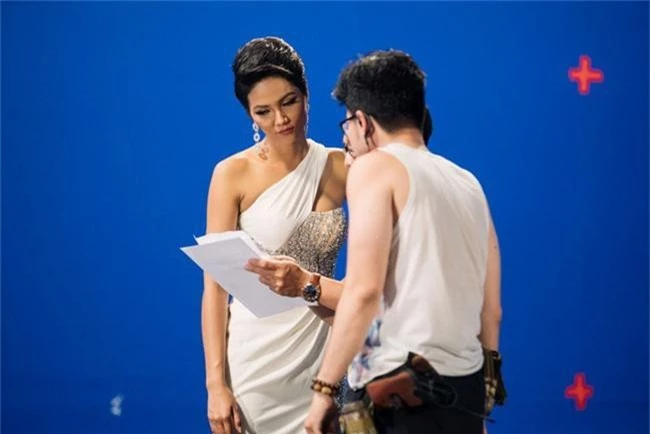 Đạo diễn lừng danh Thái Lan bộc lộ sự thích thú khi lần đầu quay phim với Hoa hậu HHen Niê - Ảnh 9.