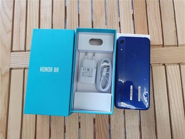 Đập hộp Honor 8A - smartphone dưới 3 triệu có màn hình giọt nước - 1