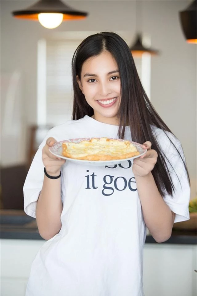 Hoa hậu Tiểu Vy nhắng nhít vào bếp cùng mẹ nhân ngày 8/3 - Ảnh 10.
