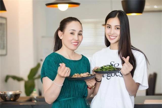 Hoa hậu Tiểu Vy nhắng nhít vào bếp cùng mẹ nhân ngày 8/3 - Ảnh 11.