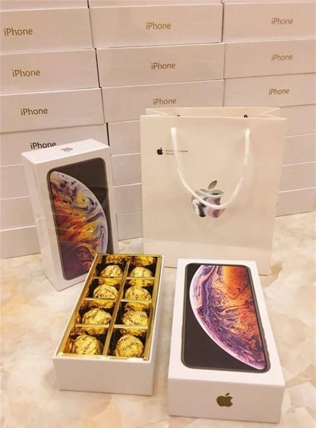 Thanh niên chơi lớn, mua 99 hộp socola “iPhone XS Max” tặng bạn gái ngày 8/3 - 2