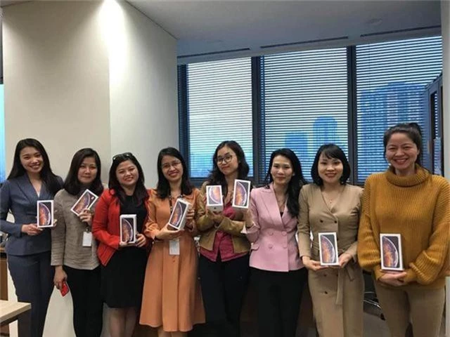 Thanh niên chơi lớn, mua 99 hộp socola “iPhone XS Max” tặng bạn gái ngày 8/3 - 4